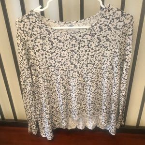 **Pretty girls floral top($4 or free w/2 items)